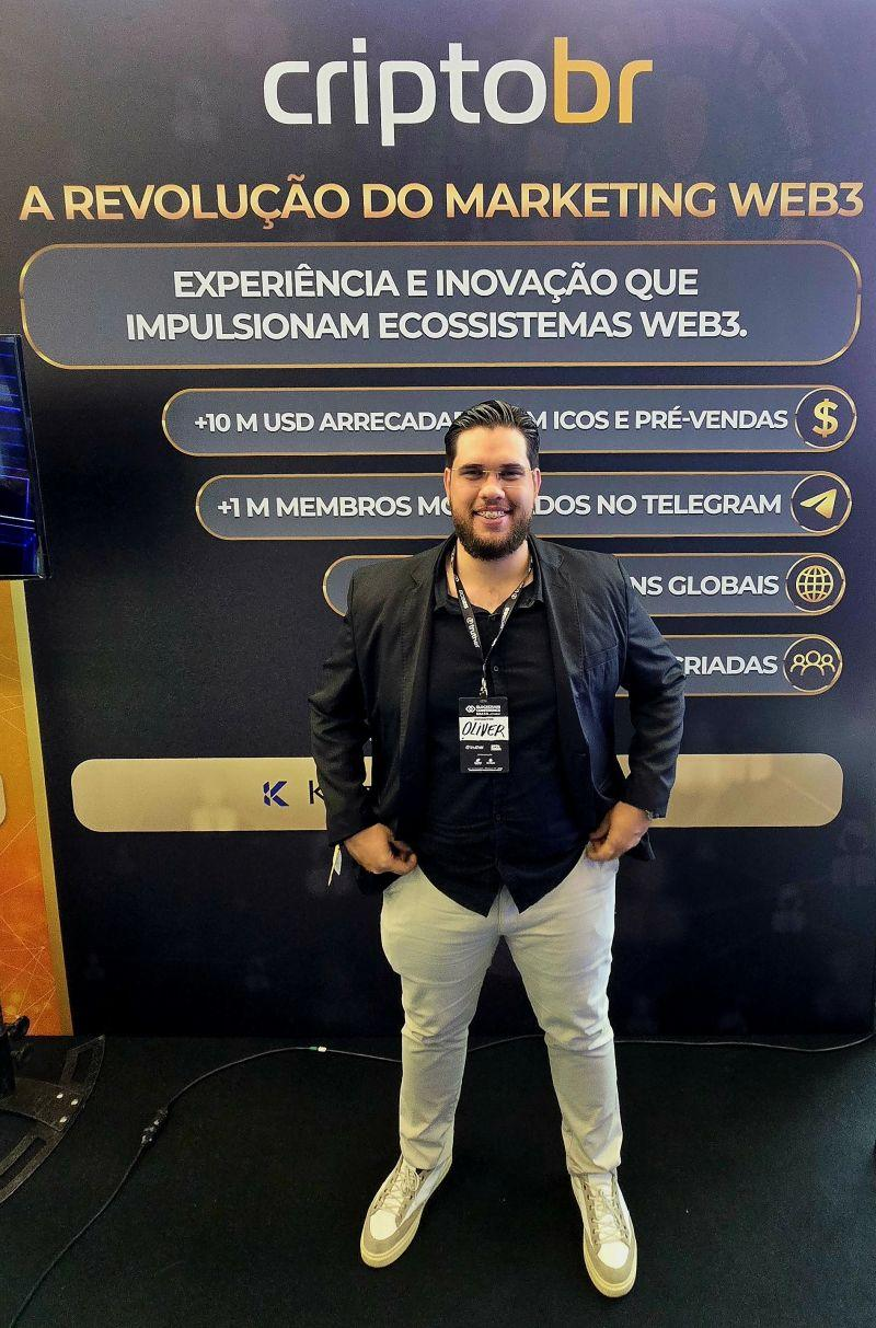 A personal photo in front of the CriptoBR backdrop at a Web3 event.